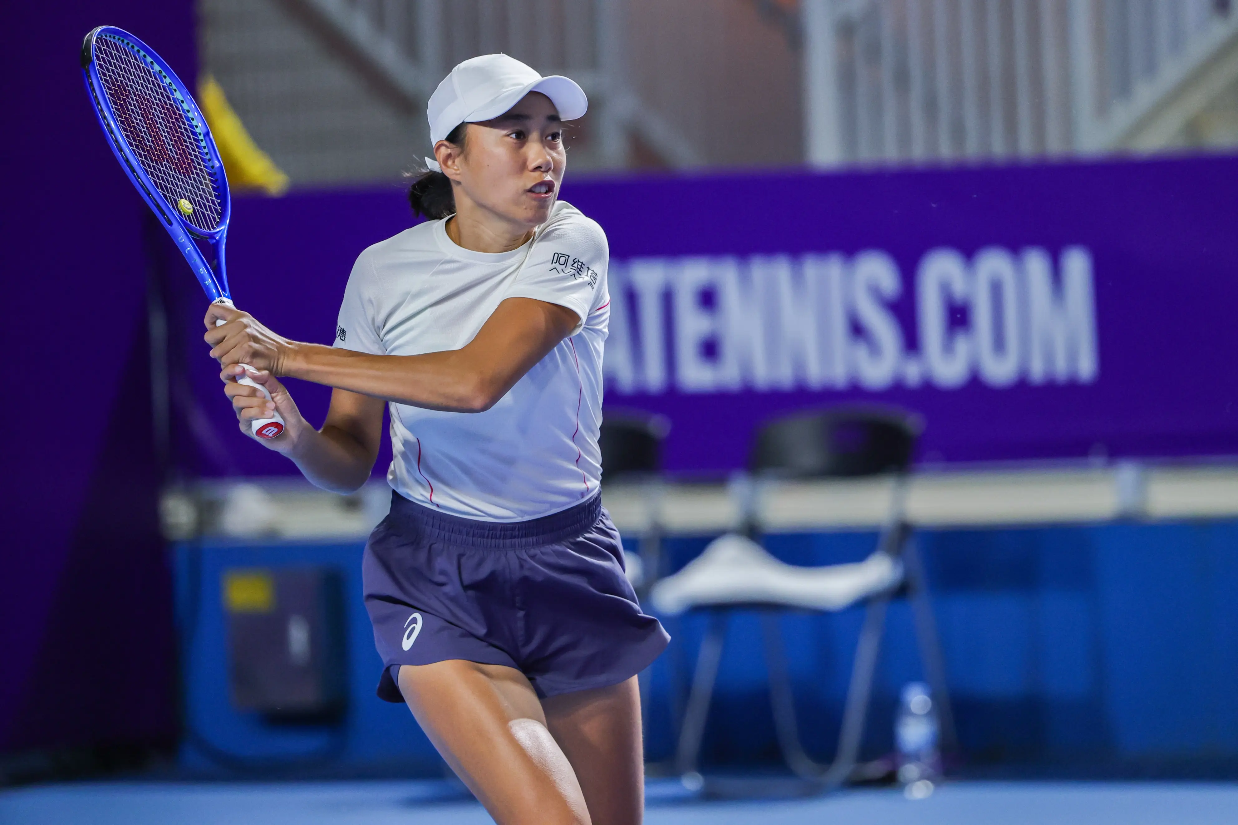 直勾勾的盯, 逆转战胜埃, 以总分 直勾勾的盯, 逆转战胜埃, 以总分